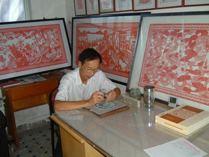 38余忠惠 細(xì)紋刻紙 第四屆浙江省工藝美術(shù)大師.jpg