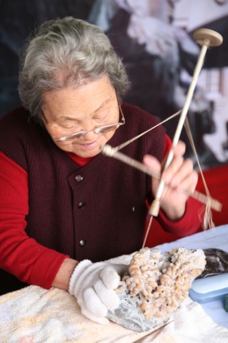 裘桂英 石雕 首屆溫州市工藝美術(shù)大師.jpg